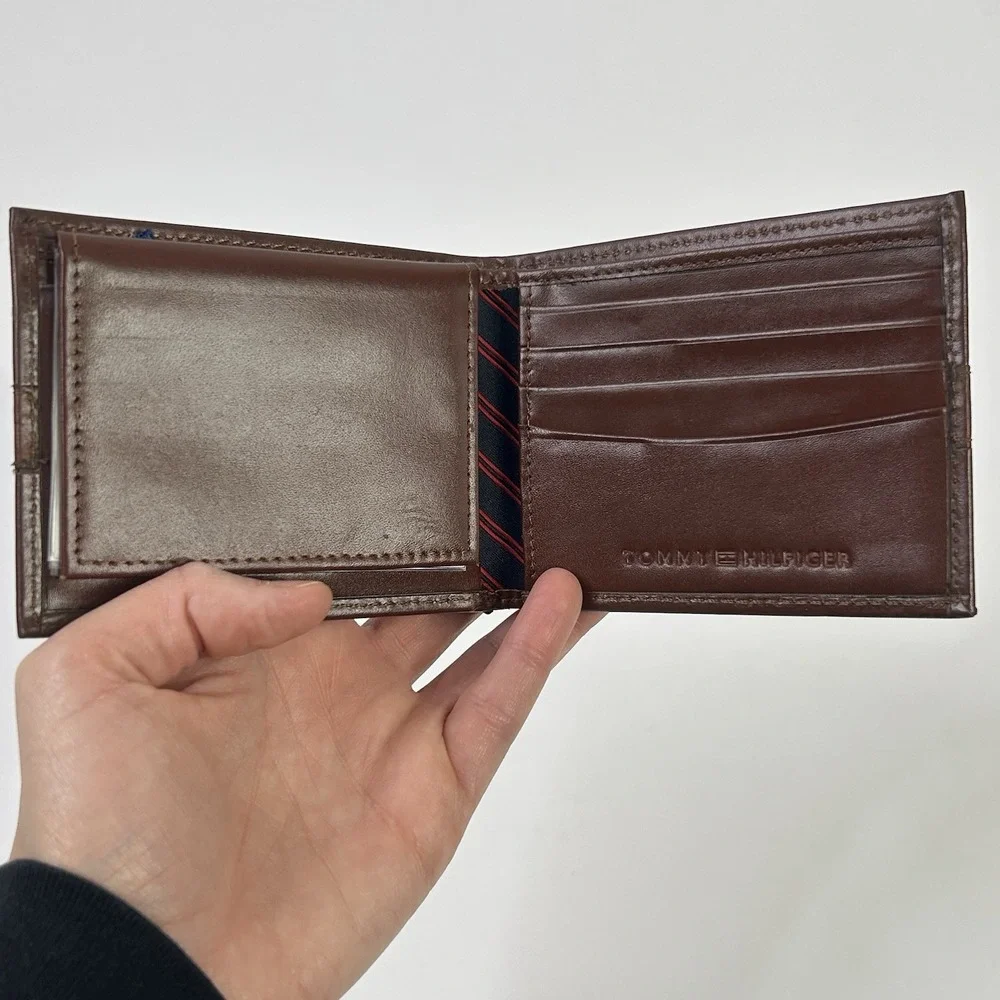 Tommy Hilfiger Mens Leather Billfold Wallet Flip ID Passcase Brown Logo FLAWS**